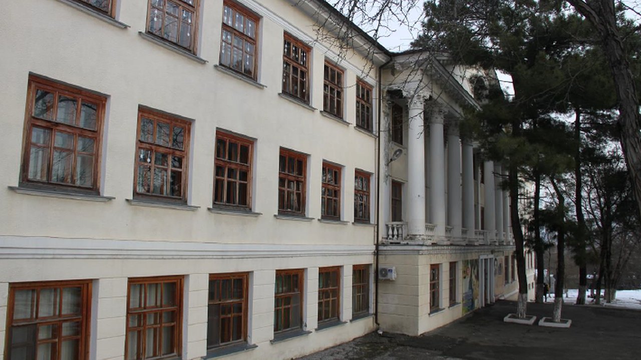 Главная картинка новости: В Новороссийске реставрируют фасад исторического здания школы за 74 миллиона