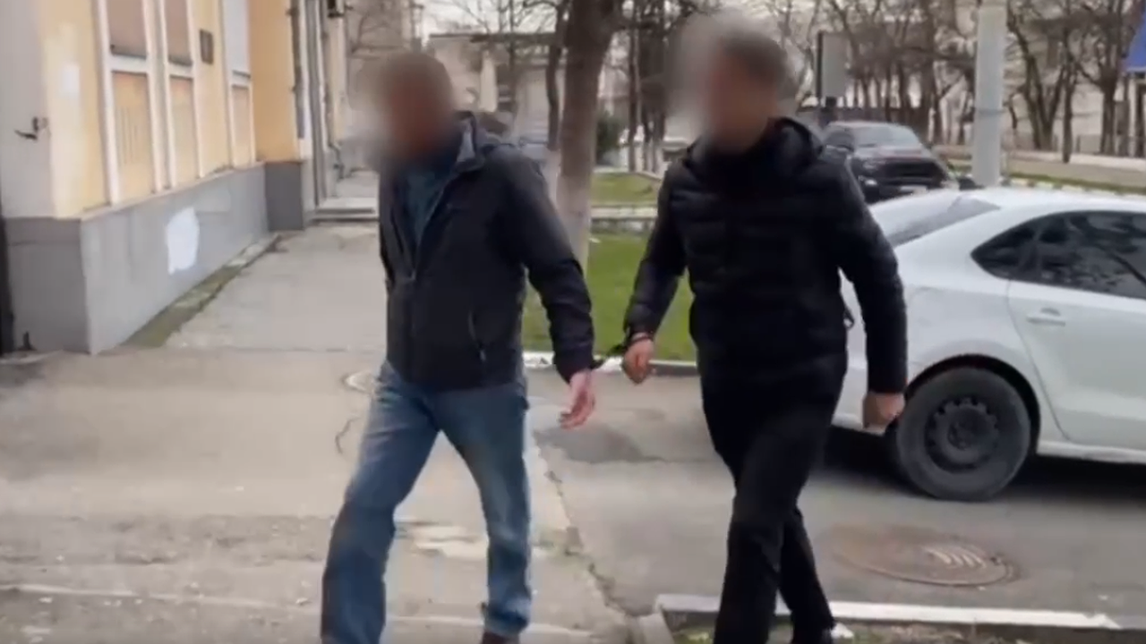 Главная картинка новости: Суд Новороссийска приговорил мужчину к одному году условно за хулиганство в маршрутке