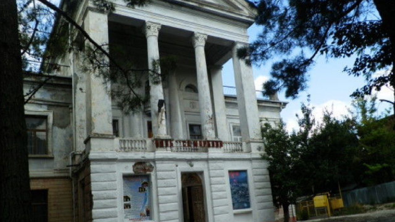 Главная картинка новости: В Новороссийске реставрируют Клуб железнодорожников за 31 миллион