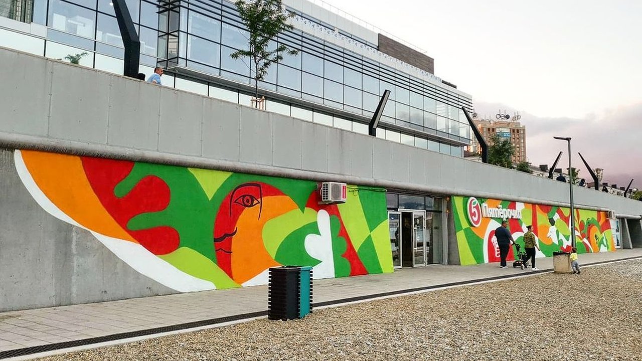 Главная картинка новости: Город ярче. Сочные граффити украсили стены магазина на Горпляже Новороссийска