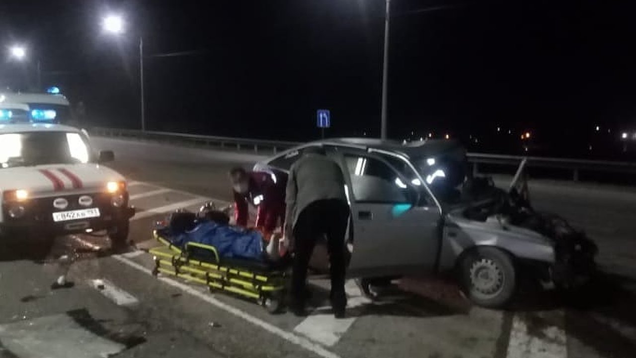 Главная картинка новости: Новороссийские спасатели вытащили мужчину, которого зажало в легковушке