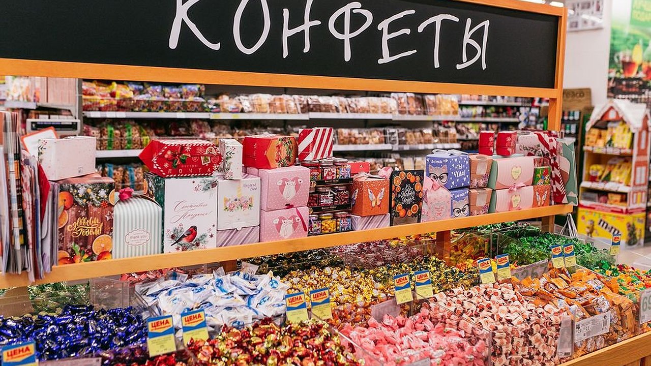 Главная картинка новости: В России подорожают конфеты и вафли. Почему?