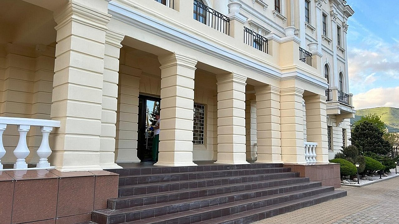 Главная картинка новости: В Новороссийске отремонтировали фасад памятника архитектуры конца XIX века