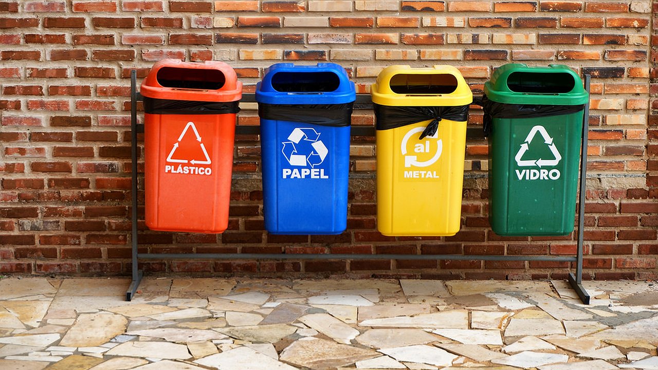 Главная картинка новости: В Новороссийске установят три пункта по приему картона и пластика. Адреса