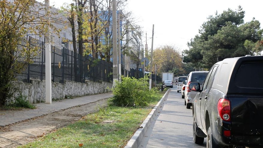 Главная картинка новости: В центре Новороссийска начали расширять дорогу