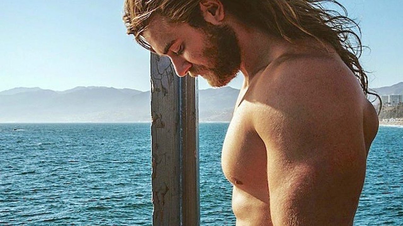 Главная картинка новости: Мужчинам, работающим на пляжах Кубани, запретили носить длинные волосы и серьги в ушах