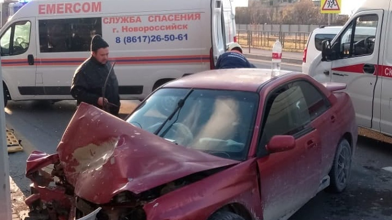 Главная картинка новости: В Новороссийске автоледи влетела в столб