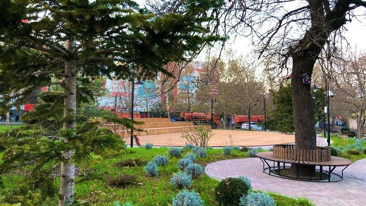 Главная картинка новости: Завтра новороссийцы смогут погулять по обновленному скверу Чайковского