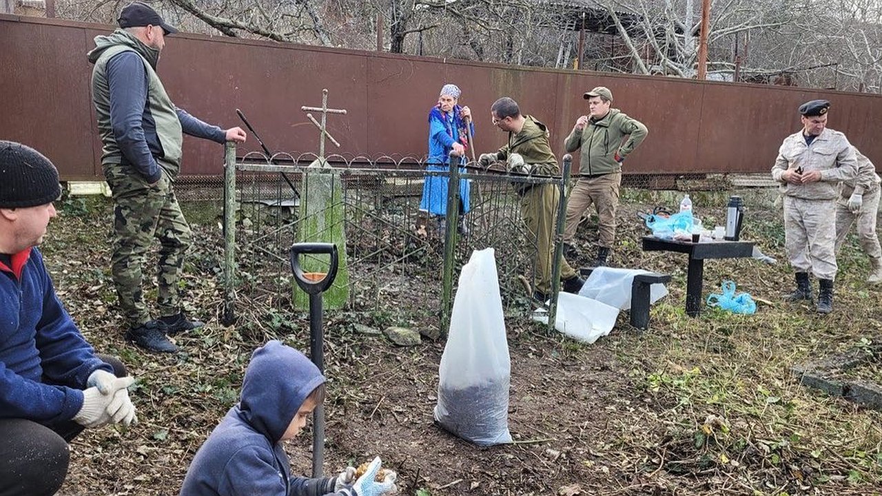 Главная картинка новости: В Мысхако убрались на кладбище между частных домов