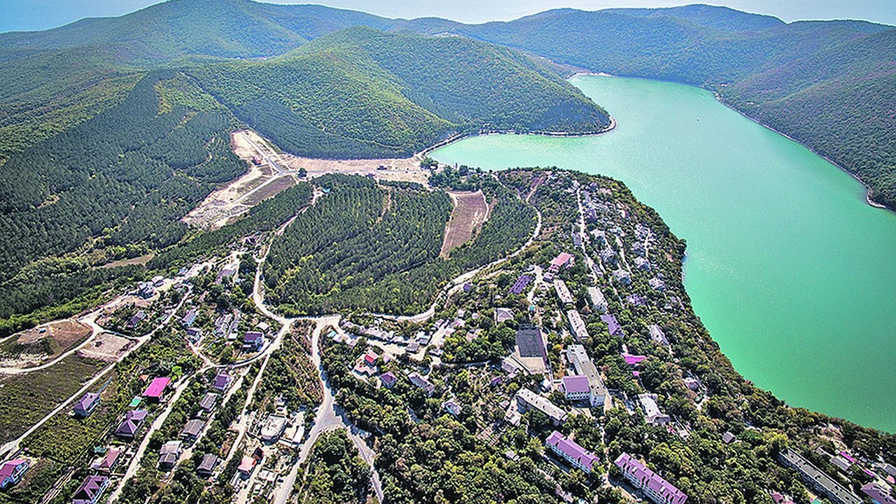 Главная картинка новости: Абрау-Дюрсо попало в топ-10 популярных направлений отдыха на озерах