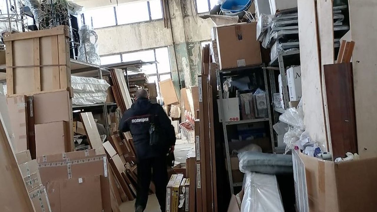 Главная картинка новости: В Новороссийске незаконно продавали цемент, DVD и брендовую одежду