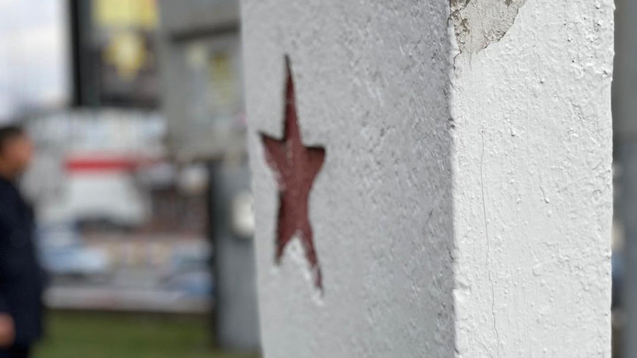 Главная картинка новости: Мэр Новороссийска поручил убрать билборд перед обелиском к «Бескозырке»