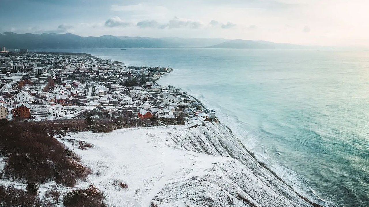 Главная картинка новости: 9 волшебных фото заснеженного Новороссийска