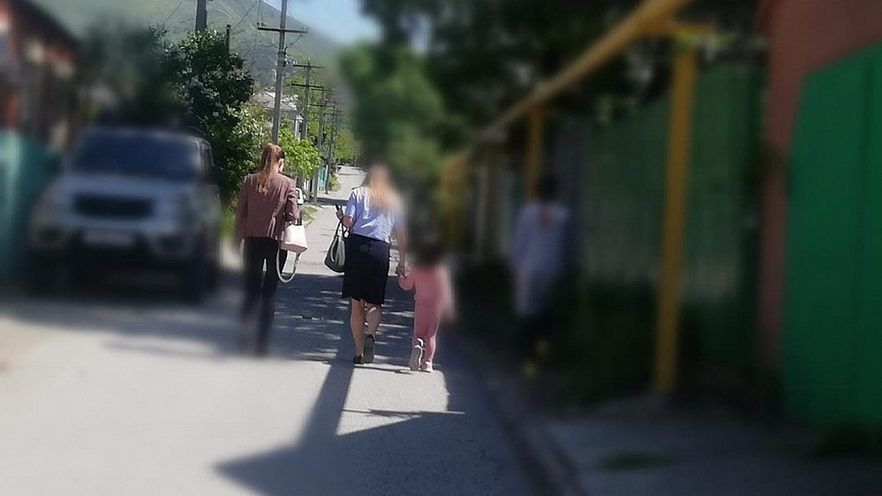 Главная картинка новости: Трёхлетняя девочка блуждала у трассы в Новороссийске, пытаясь найти маму
