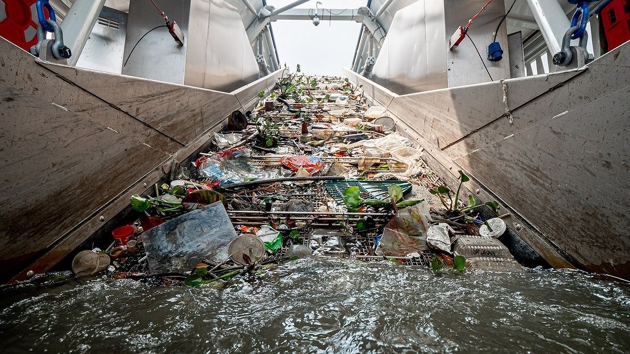 Главная картинка новости: В Цемесской бухте за полгода собрали почти 18 тонн мусора