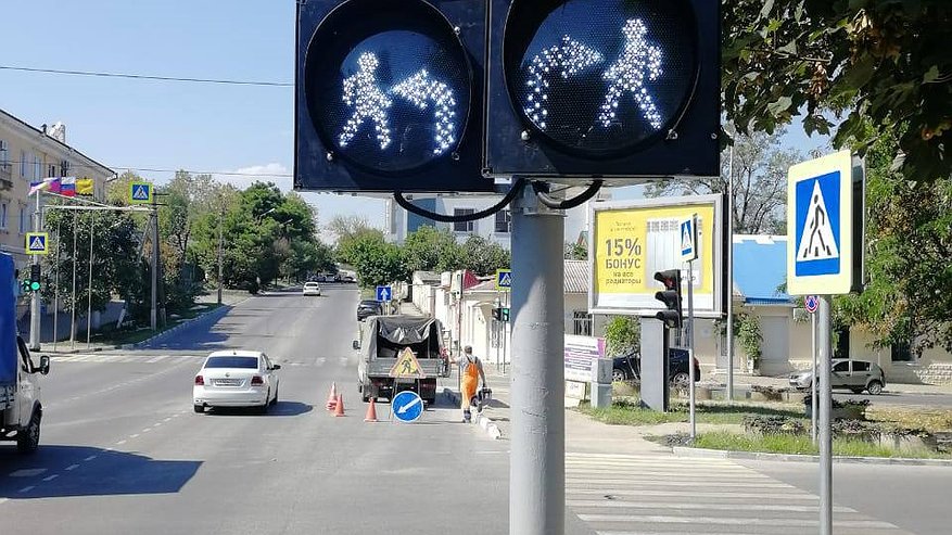 Главная картинка новости: В Новороссийске на светофорах устанавливают бело-лунные секции