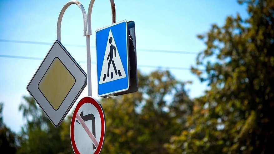 Главная картинка новости: В Новороссийске дорожные знаки установят за 10 миллионов рублей