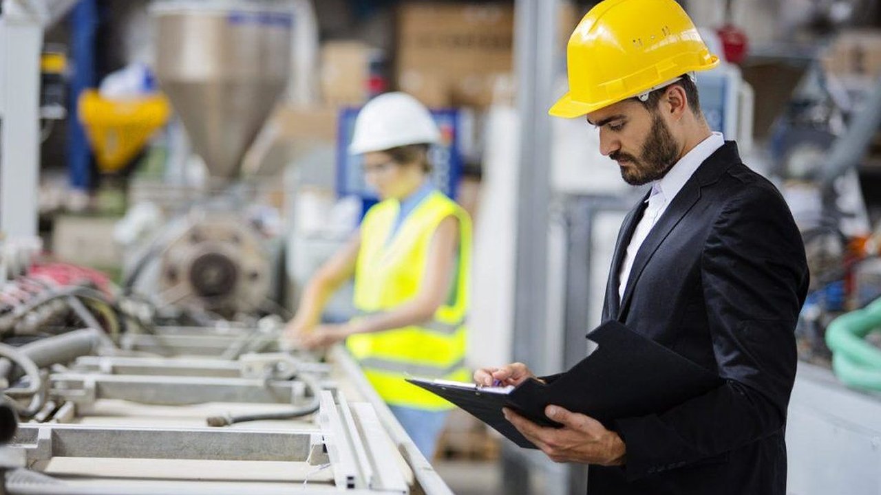 Главная картинка новости: Около половины организаций будут работать на майские праздники