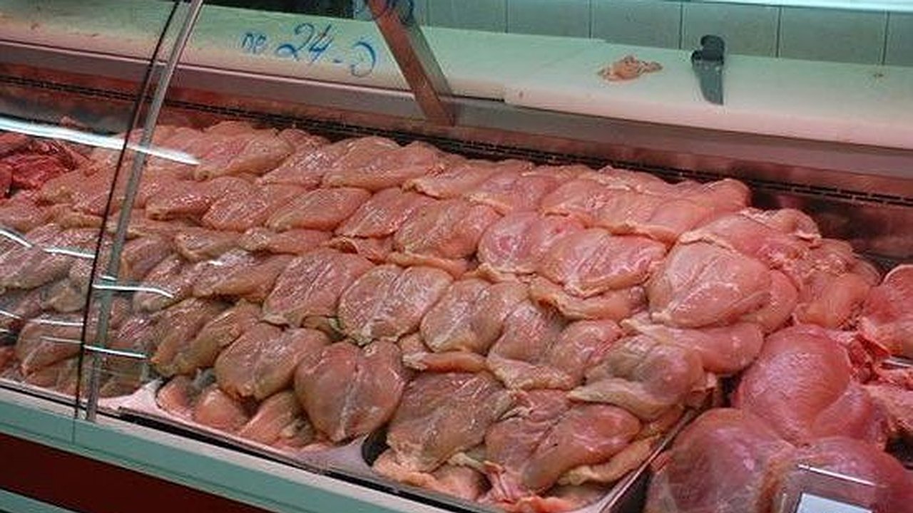 Главная картинка новости: Дешевая колбаса может закончиться? В России решили заморозить оптовые цены на птицу и сохранить объемы поставок