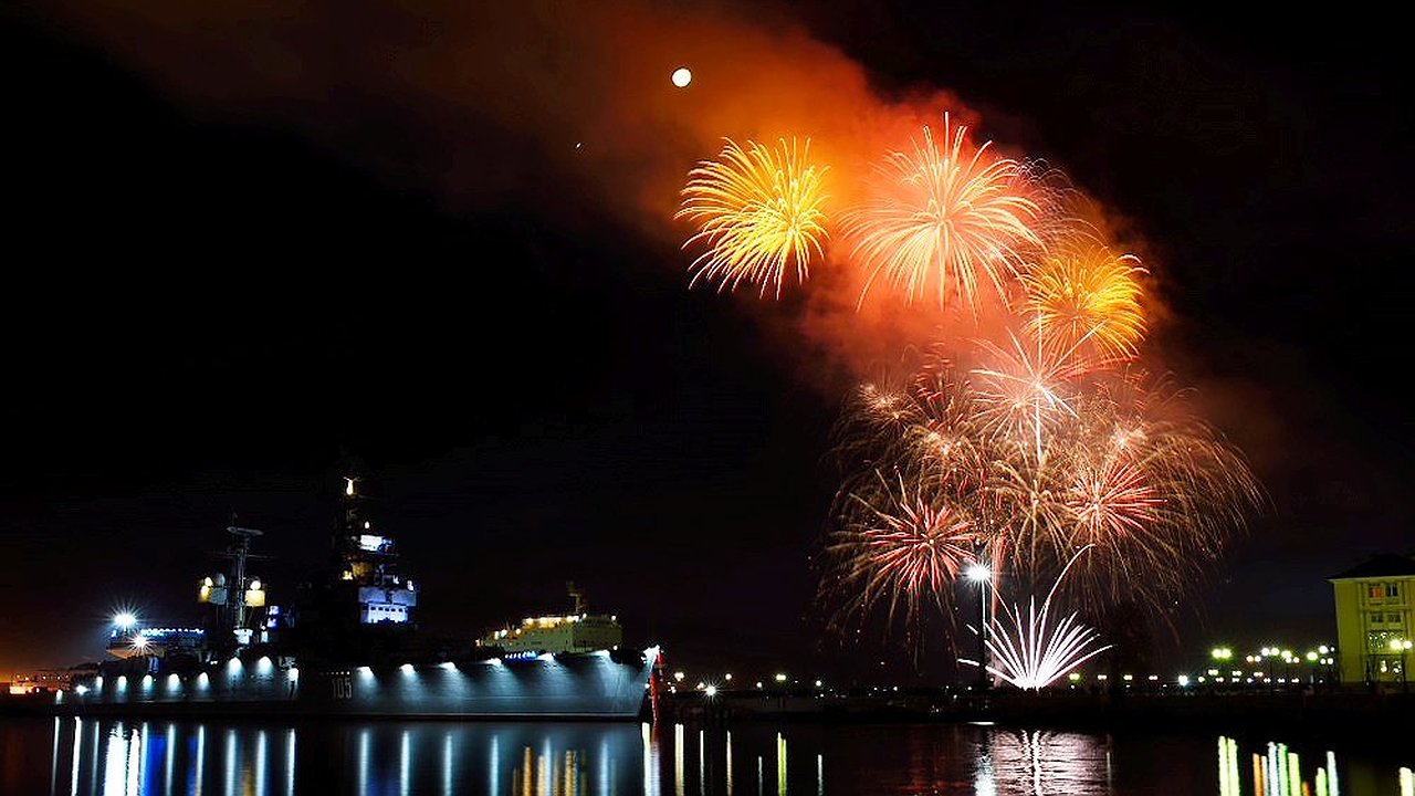 Главная картинка новости: 16 мест, где новороссийцы могут запускать салюты на Новый год