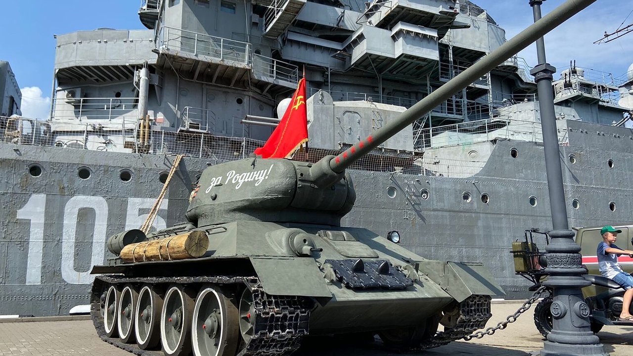 Главная картинка новости: Завтра у Морвокзала Новороссийска откроется выставка военной техники под открытым небом
