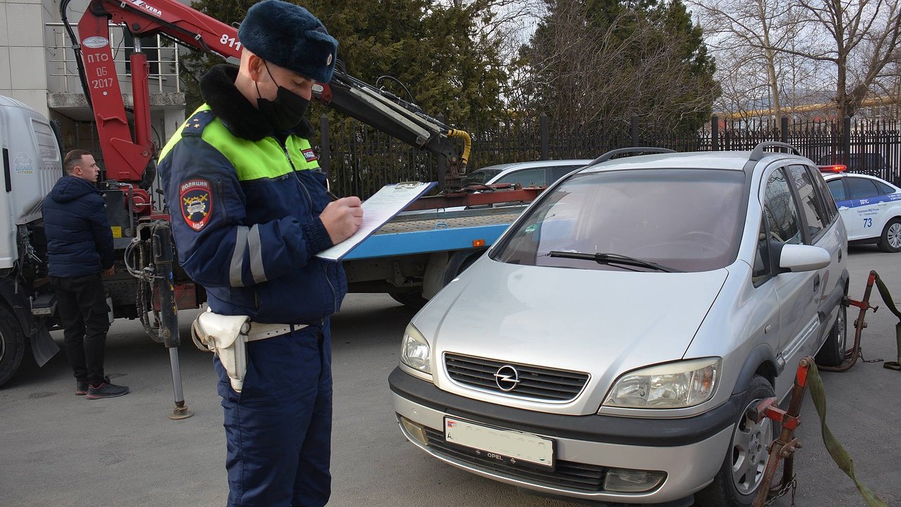 Главная картинка новости: В Новороссийске появилось 3 городских эвакуатора