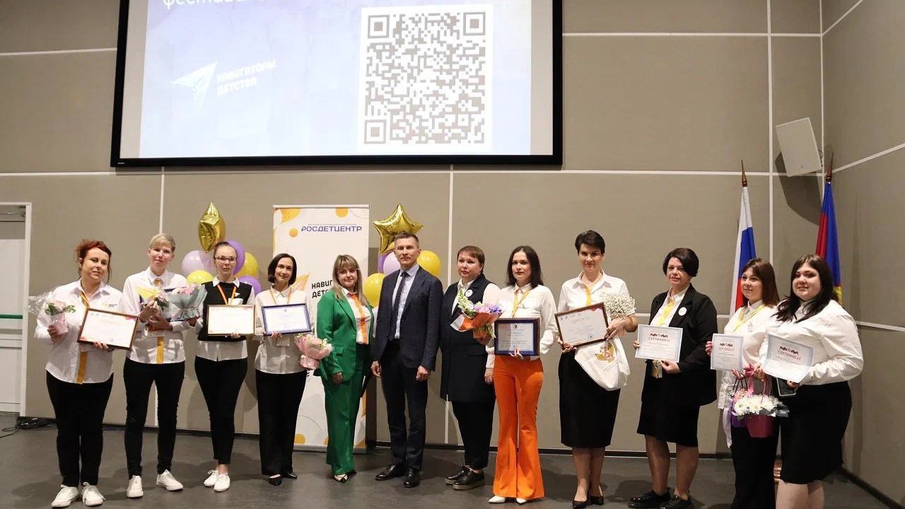 Главная картинка новости: Два педагога из Новороссийска стали лучшими среди советников по воспитанию в крае