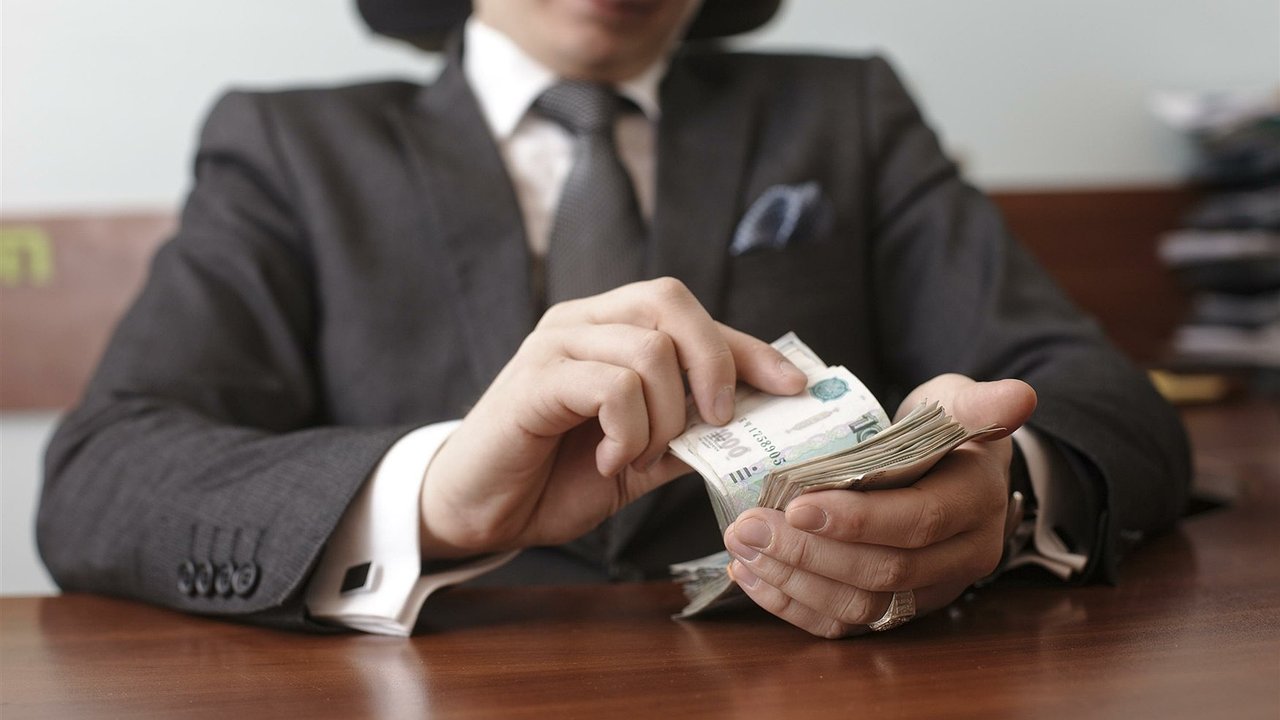 Главная картинка новости: Адвокат из Новороссийска пойдет под суд за взятку в 2 миллиона