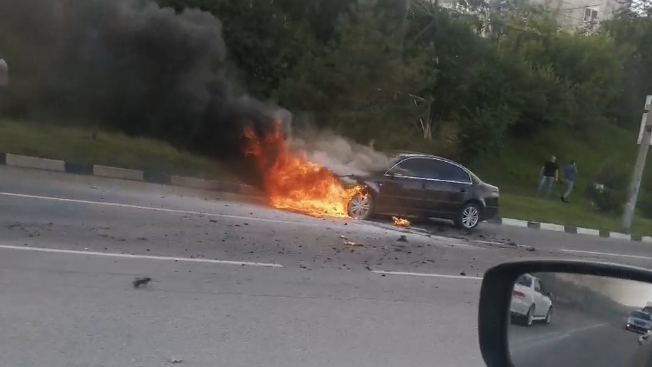 Главная картинка новости: На Мысхакском шоссе пламенем охватило автомобиль. Видео