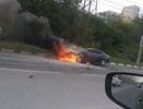 На Мысхакском шоссе пламенем охватило автомобиль. Видео