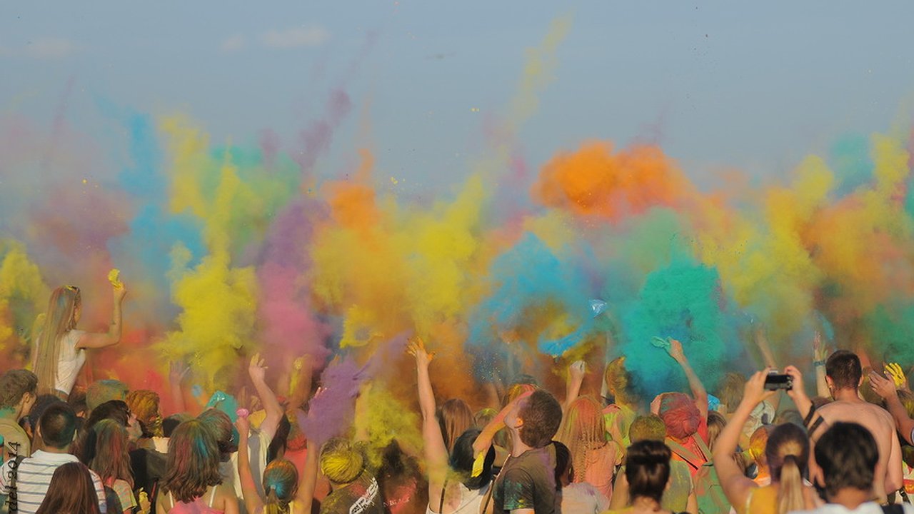 Главная картинка новости: Фестиваль красок перенесли из Мысхако в центр Новороссийска