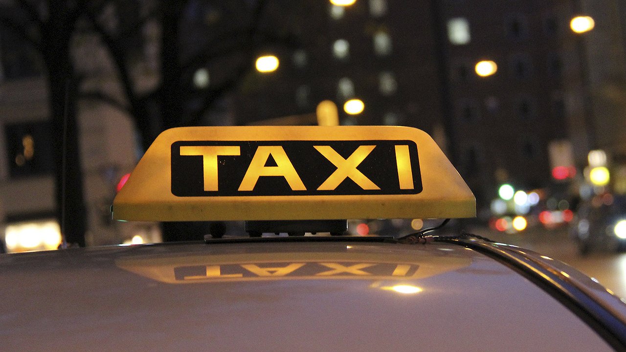 Главная картинка новости: Поездка в такси Новороссийска едва не обошлась женщине в 300 тысяч рублей