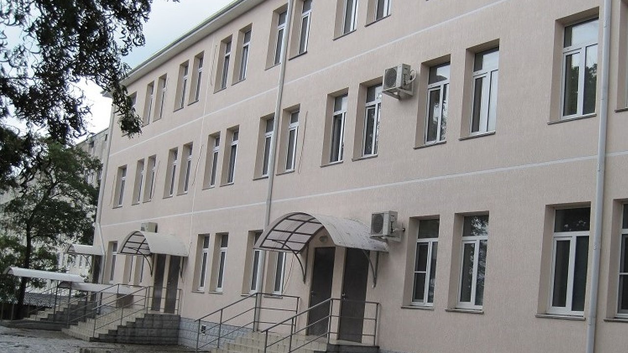 Главная картинка новости: Крышу инфекционной больницы Новороссийска отремонтируют за 1,5 миллиона