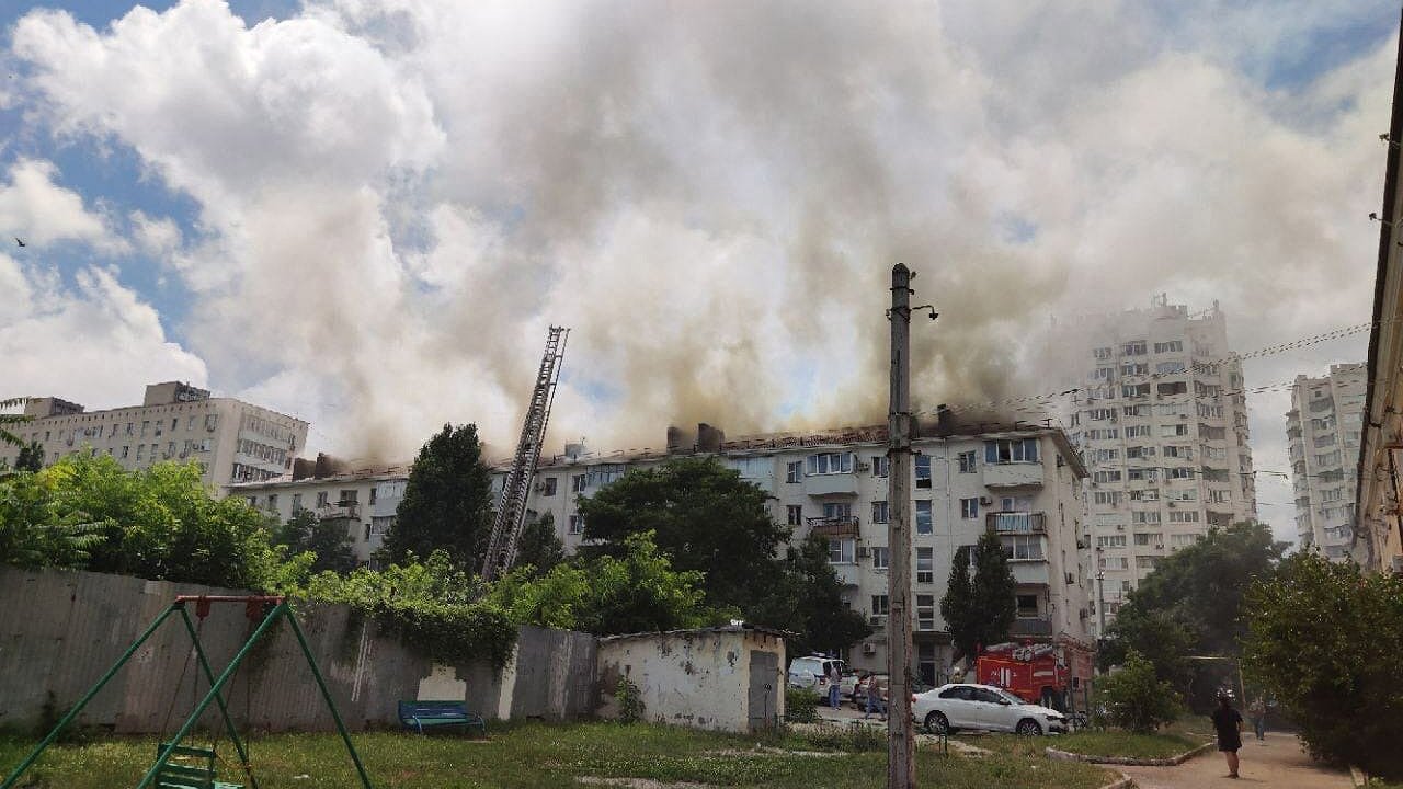 Главная картинка новости: Власти Новороссийска обещают закончить ремонт сгоревшей крыши на проспекте Ленина 1 сентября