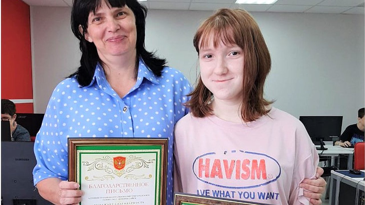 Главная картинка новости: Школьница из Новороссийска разработала чат-бот для обратной связи