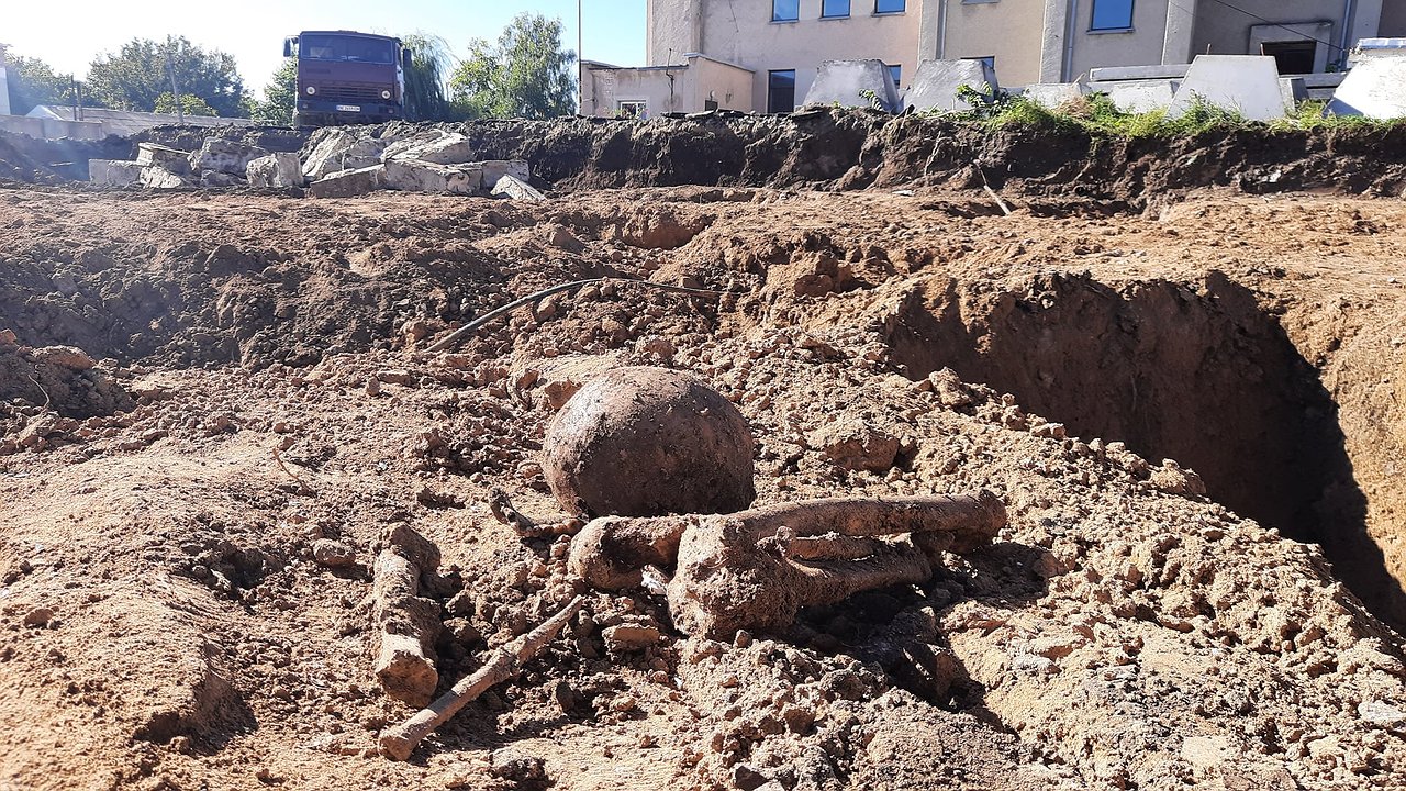 Главная картинка новости: Госдума предложила ввести штрафы за строительство на местах воинских захоронений