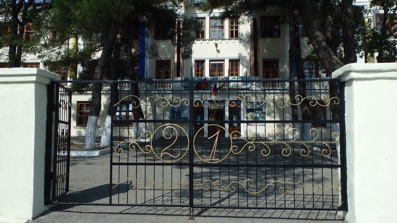 Главная картинка новости: В центре Новороссийска реставрируют фасад исторического здания