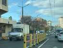 В Новороссийске на дороге установили металлический забор