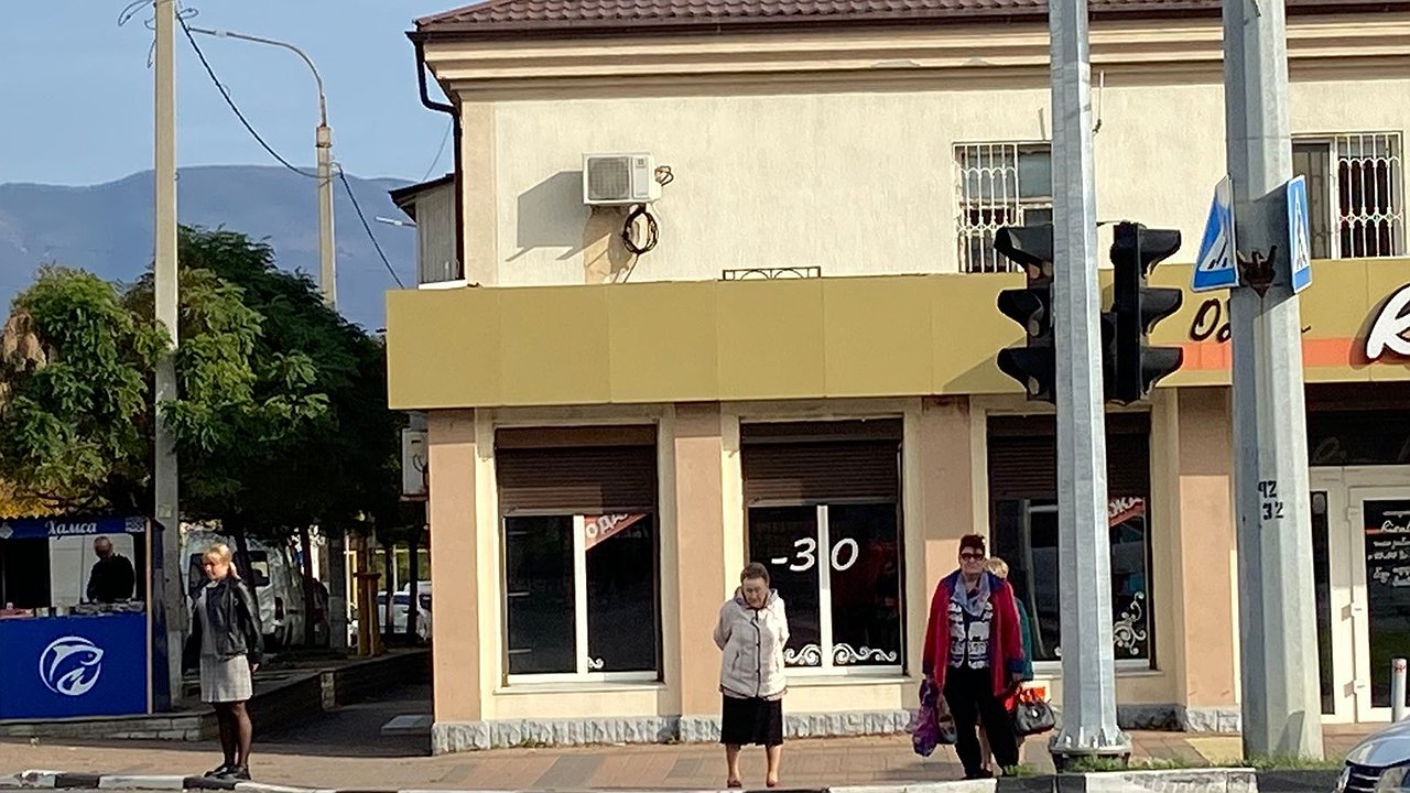 Главная картинка новости: В Новороссийске из-за новых столбов со знаками не видно светофора