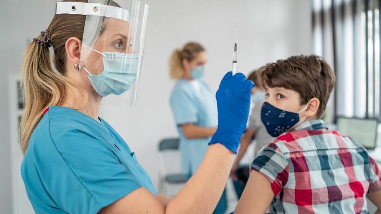 Главная картинка новости: В скором времени в России может появиться вакцина от коронавируса для подростков