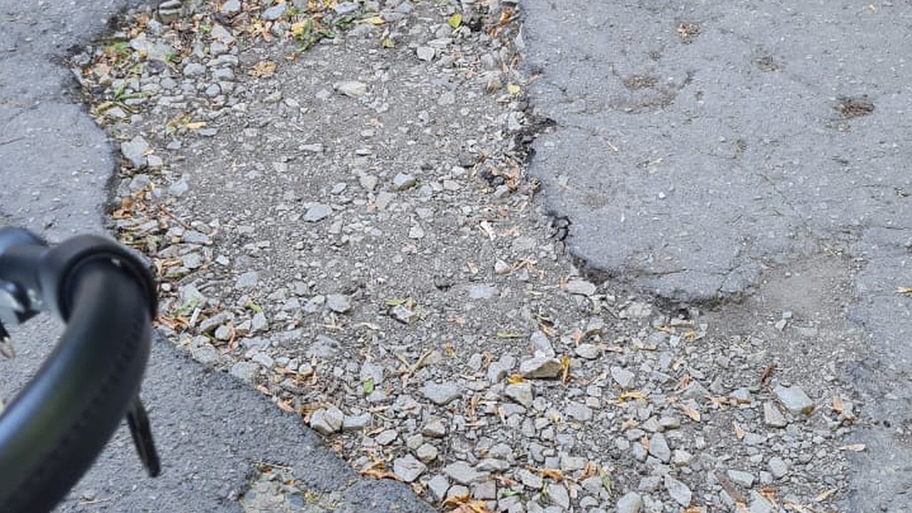 Главная картинка новости: «Идти с коляской совершенно невозможно»: жительница Новороссийска пожаловалась на плохой тротуар