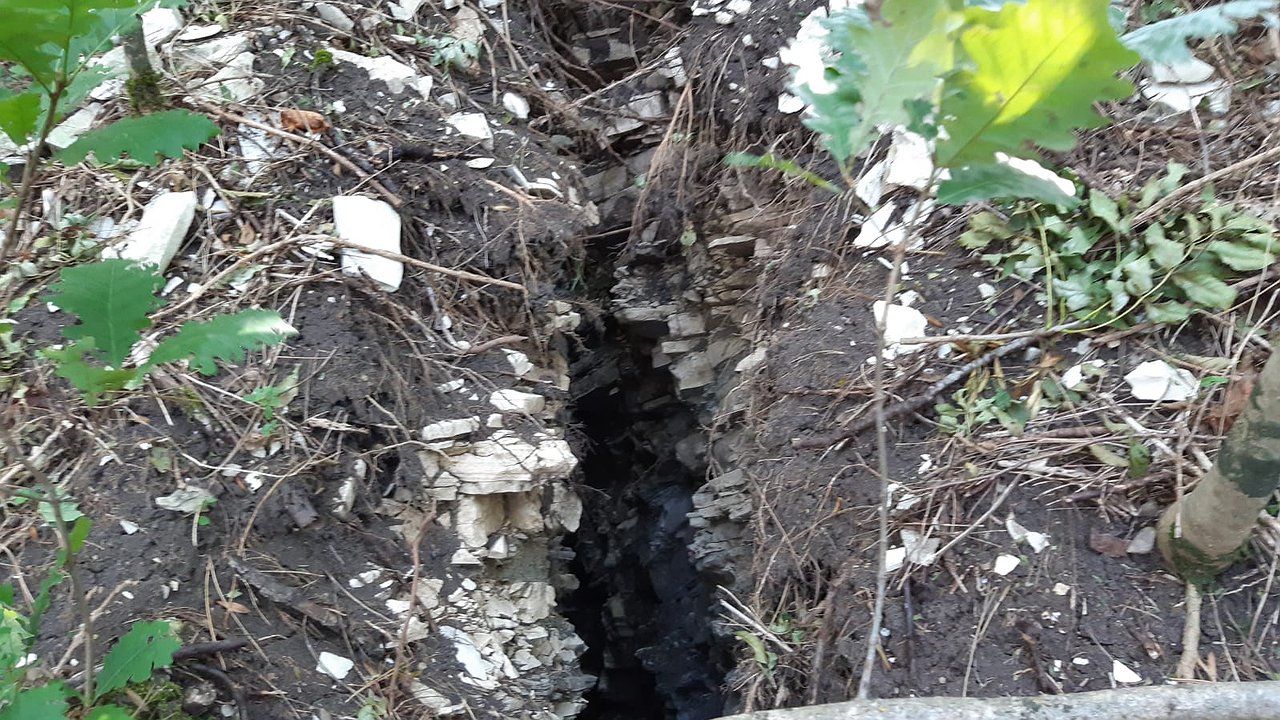 Главная картинка новости: Жители Новороссийска обнаружили странные трещины в горах. Видео