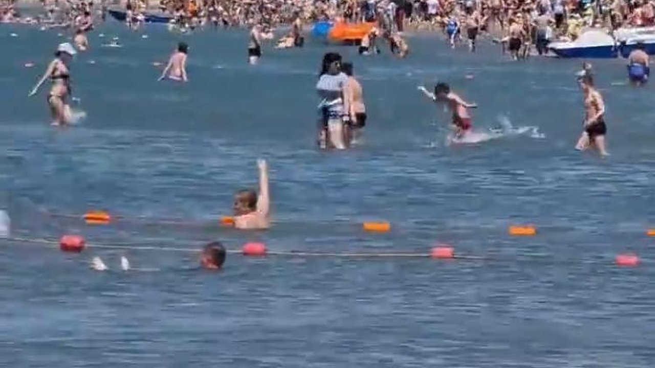 Главная картинка новости: Туристы штурмуют пляжи Анапы. Видео