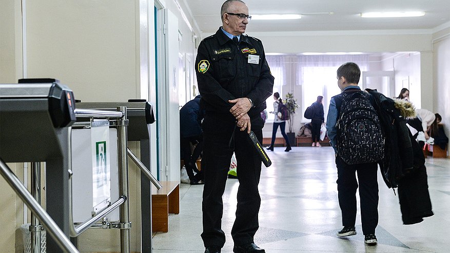 Главная картинка новости: Проверка охранников и установка камер. Что изменится в новороссийских школах после трагедии в Казани?