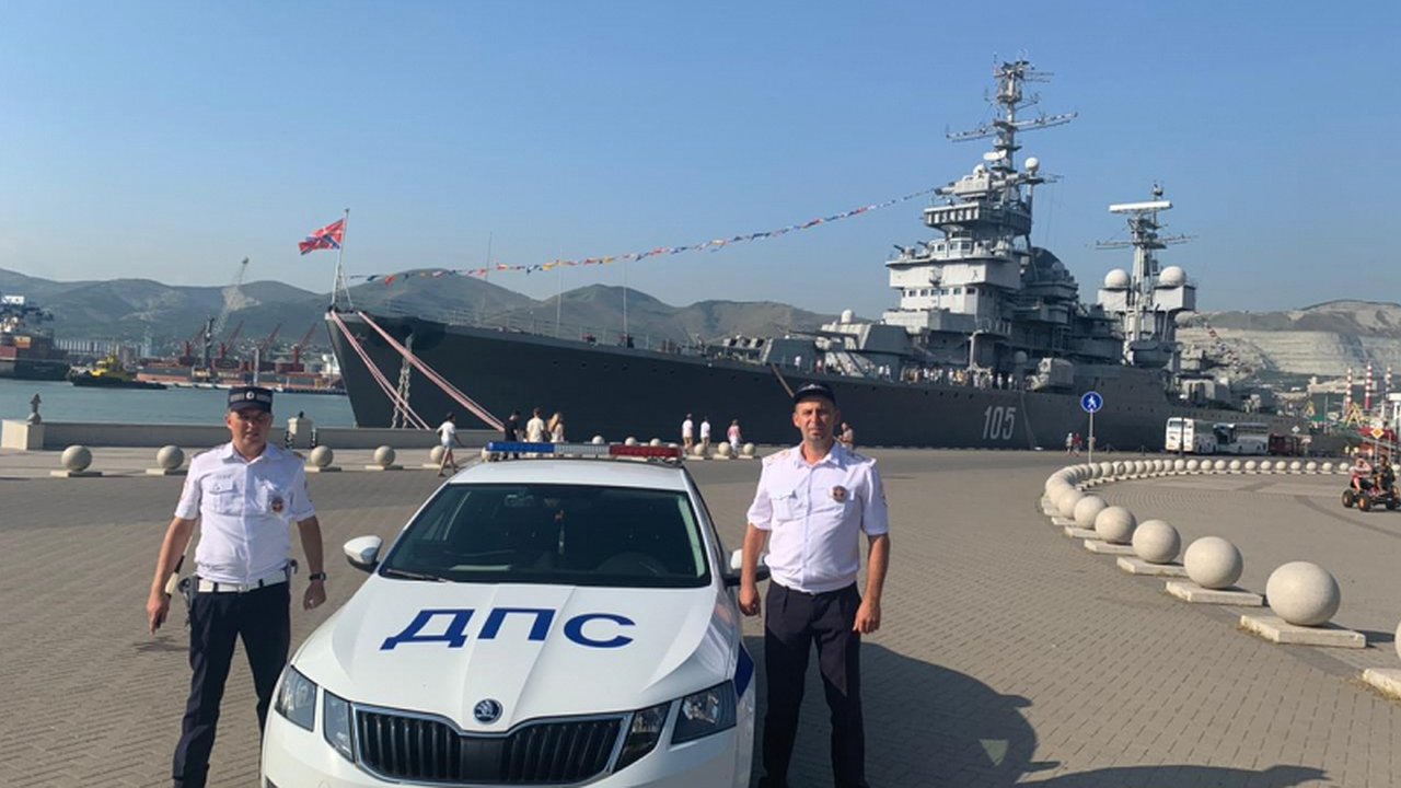 Главная картинка новости: Сотрудники ДПС Новороссийска помогли доставить мужчину без сознания в больницу