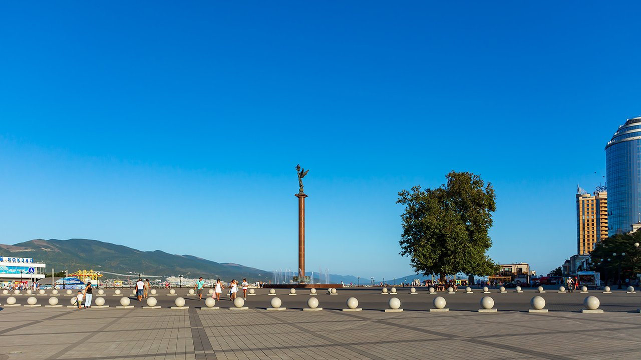 Главная картинка новости: Форумную площадь на набережной Новороссийска озеленят