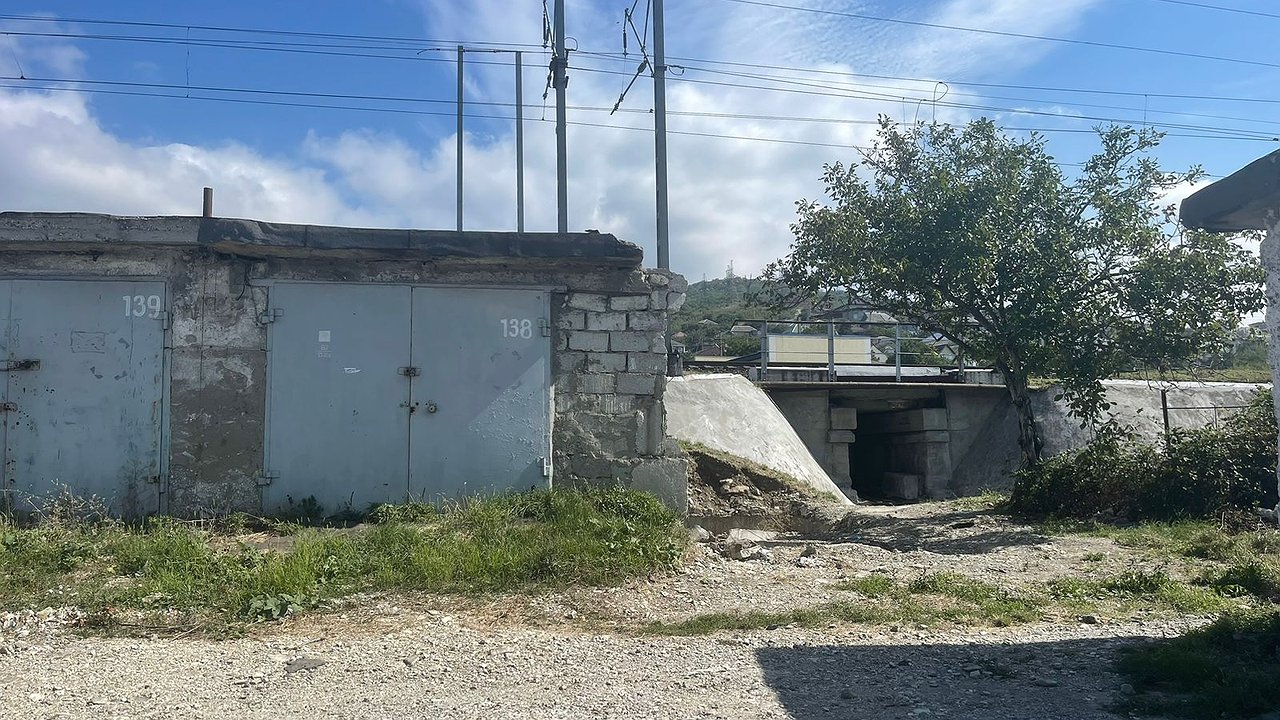 Главная картинка новости: В Восточном районе Новороссийска сносят самовольно построенные гаражи