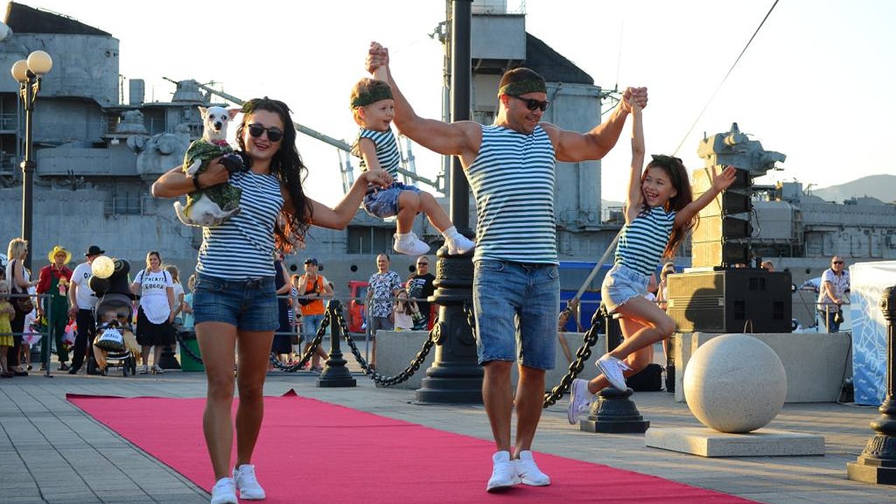 Главная картинка новости: На набережной Новороссийска отметят День семьи, любви и верности лавандовым фестивалем и парадом семей