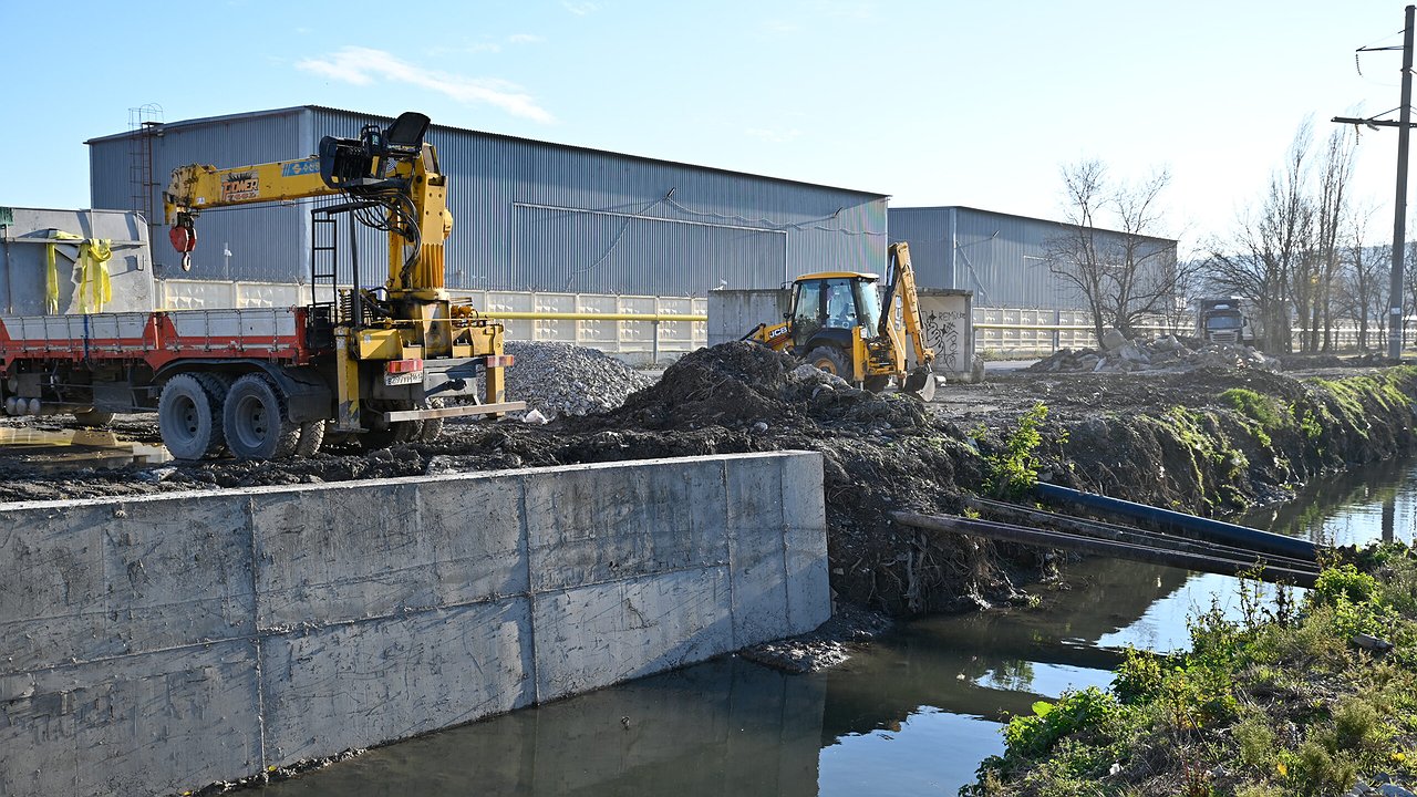 Главная картинка новости: В Новороссийске обустроили ливневки на деньги, которые были запланированы на новогоднее оформление