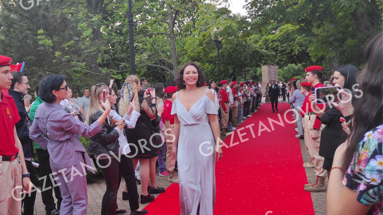 Главная картинка новости: Дмитрий Дюжев, Лиза Арзамасова и Игорь Лифанов прошли по красной дорожке кинофестиваля «Малая земля». Видео